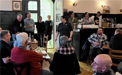 Braumeisterin Barbara Lohmeier (Mitte) bei ihrem Vortrag. Foto RE