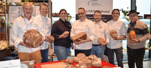 Brotprüfer Manfred Stiefel (von links) mit den Vertretern der heimischen Innungsbetriebe Stefan Greimel, Kerstin Eicher, Oskar Hofstetter, Konrad Wenzl, Martin Pötzsch und Egbert Windhager.Fotos  Wagner