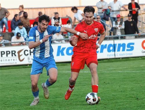 Buchbachs Rocco Tavra (rechts) im Duell mit Illertissens zweifachen Torschützen Daniel Gerstmayer.Foto Michael Buchholz