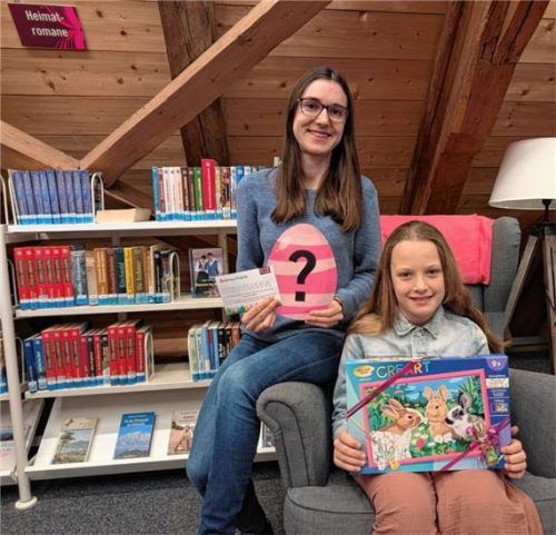 Büchereileiterin Melanie Schieber überreichte der elfjährigen Leserin Eva Arnold ihren Gewinn. Foto  Prien