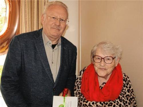 Bürgermeister Christian Müllinger gratulierte im Namen der Gemeinde Angela Landsmann zum 90. Geburtstag.Foto  Hahn