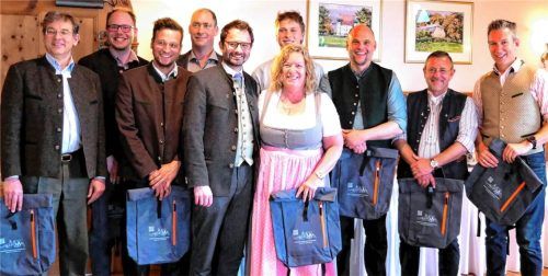 Bürgermeister Johannes Zistl (Fünfter von links) begrüßte (von links) Roland Zeddies, Michael Weber, Anian Golshani, Hubert Herrmann, Karoline Peidli, Simon Lamminger, Stefan Messerer, Wolfgang Reitmeyer und Dominikus Speer. Foto merk
