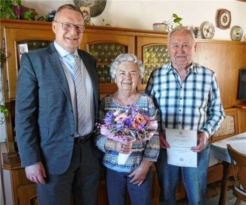 Bürgermeister Martin Lackner (links) gratuliert Edith und Rudolf Löx zur eisernen Hochzeit. Foto gillitz
