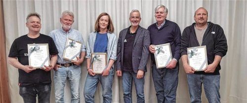 Bürgermeister Matthias Schnetzer (Dritter von rechts) bedankte sich bei (von links) Martin Westner, Dr. Stefan Schweitzer, Sandra Waldherr, Georg Berndl und Stefan Stubenrauch sowie bei Rudi Adler (nicht auf dem Foto) für ihre Zeit im Gemeinderat. Foto Weinfurtner