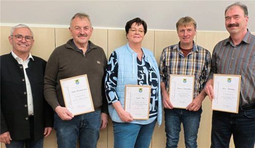Bürgermeister Michael Hausperger dankte (von links) Anton Weichselgartner, Sabine Hopf, Konrad Niederleitner und Georg Blieninger für insgesamt 66 Jahre im Gemeinderat. Foto Gillhuber