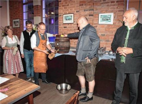 Bürgermeister Robert Otter (Dritter von links) zapfte das erste Fass bei der Bierprobe für das Volksfest an.