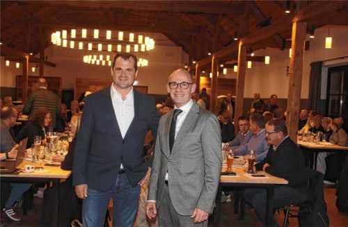 Bürgermeister Stefan Reichelt (rechts) nahm die Bürgerversammlung im Chiemseer Wirtshaus zum Anlass, um über seine erste Amtszeit zu reflektieren. Zweiter Bürgermeister Markus Brunner dankte Reichelts unermüdlichen Einsatz mit einem Frühstücksgutschein, „um in Ruhe und Dankbarkeit ein paar reflektierende Stunden einzulegen, bevor es im Vollgasmodus weitergeht“. Foto Zandl
