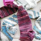 <p>Bunte Socken aus Restwolle werden für wohltätige Zwecke hergestellt.</p>