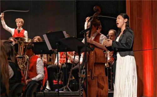 Cecilia-Roh-Nyqvist beim Auftritt der Stadtkapelle im Kultur- und Kongresszentrum. Foto Anja Wachsmann