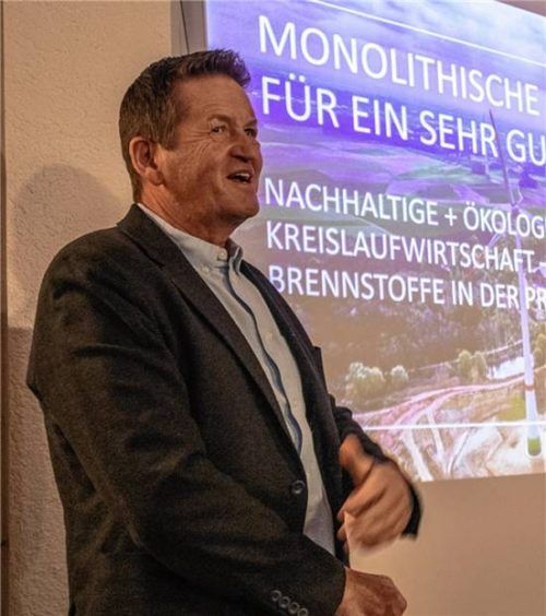 Claus Dillinger zeigte die Vorteile der nachhaltigen Ziegelbauweise auf. Sie fand bei der Mehrheit der Gemeinderäte dann auch Zustimmung. Foto Stache