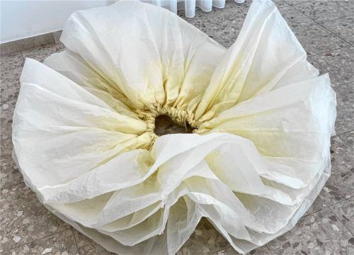 Constanze Vogt: „seiden #1“, Seidenpapier und Baumwollgarn (2024). Foto Bößwetter