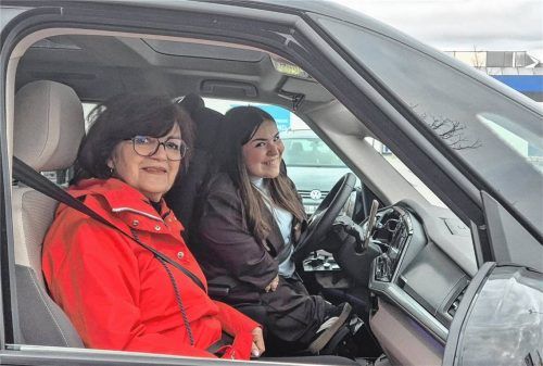 Dagmar Greck (links) und Aylin Akbulut sitzen im Auto der 22-jährigen Waldkraiburgerin. Foto privat