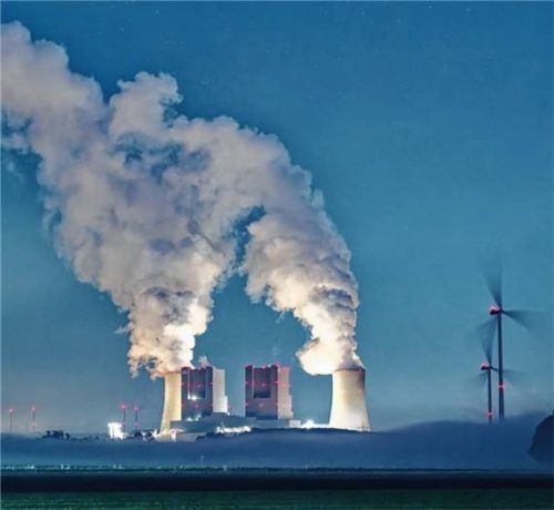 Dampf steigt von den Kühltürmen des Braunkohlekraftwerkes Neurath am frühen Morgen in den Himmel. Foto dpa