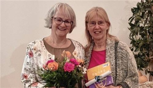 Dank an Michaela Baumgart und Anette Lehmann (von links) für ihr Engagement im Gemeinderat. Foto Lehmann