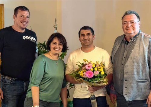 Dank für die scheidenden Amtsinhaber gab es vom stellvertretenden Vorsitzenden Klaus Alt (links) für Rita Eicher (bisher Schriftführerin) und Georg Lackmaier (bisher Kassier), aber auch vom Vorsitzenden Thomas Loose.Foto  Gerstner