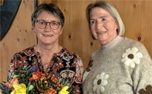 Dank mit Blumen für die Vorsitzende Silvia Funk (links), überreicht von Annemarie Döring.Foto Hoffmann