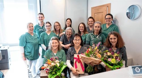 Dankeschön an langjährige Wegbegleiterinnen: (vordere Reihe von links) Moni Sieber, Martina Kelm, Brigitte Herzog. Mittlere Reihe von links: Praxisinhaberin Daniela Roatzsch, Viktoria Lipp, Tamara Werner, Dr. Denise Schoof. Hintere Reihe von links: Zahnarzt Sebastian Schmauß, Izabela Thaler, Claudia Riedinger, Cornelia Dieckmann, Margit Heidinger, Yanissa Muster.