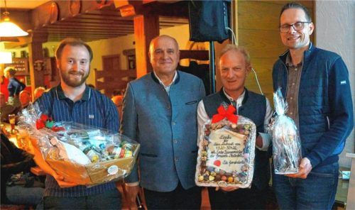 Dankesgeschenke für den scheidenden Bürgermeister: (von links) Geschäftsführer Robert Eyner, Bürgermeister Thomas Stark, Gemeinderat Werner Jaksch und Zweiter Bürgermeister Thomas Köpernik.Foto  Richterstetter