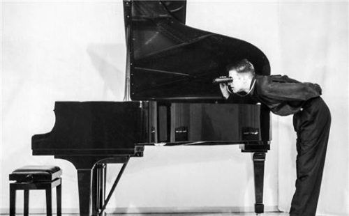 Das aktuelle Plakatmotiv nimmt ein altes Ankündigungsfoto wieder auf. Foto re