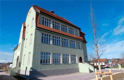Das aufwendig sanierte alte Schulhaus in Erlstätt gibt ein prächtiges Bild ab. Die Erlstätter Pfarrverwaltung ist bereits Ende vergangenen Jahres eingezogen. Foto Müller