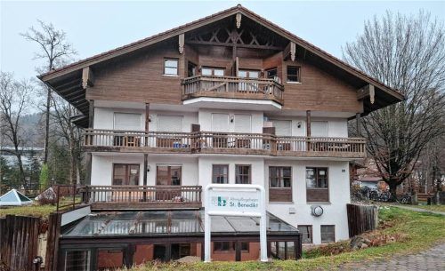 Das ehemalige Altenpflegeheim St. Benedikt in Nußdorf: Ein prägendes Haus, für das die Gemeinde nun eine langfristige Lösung finden will. Foto re