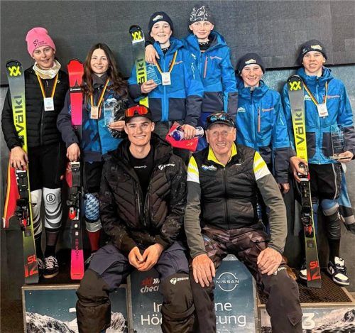 Das erfolgreiche U14-Team vom SV Inngau mit seinen Trainern Luis Kleine und Harald Fietz. Foto Petra Niklas