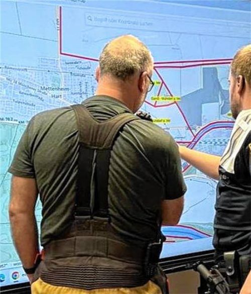 Das Feuerwehrhaus in Mößling wurde am Donnerstag zur Einsatzzentrale umfunktioniert. Von dort wurde der Einsatz der Rettungskräfte organisiert und koordiniert, um die vermisste 24-Jährige zu finden. Fotos Jäkel