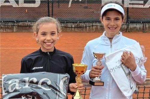 Das Finale der U12 weiblich: Maria Stoiber (TC Hengersberg, links) und Sophia Guevara Schmid (TC Hengersberg).