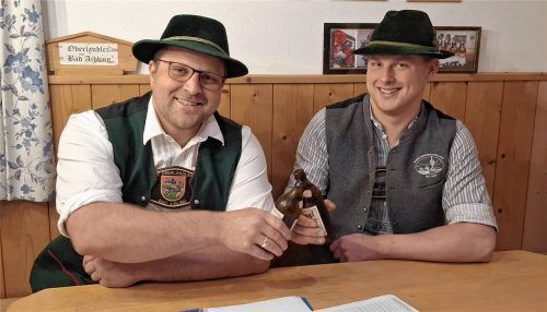 Das Foto zeigt die beiden Vorsitzenden Thomas Schmid vom Trachtenverein D‘ Oberlandler (links) und Seppi Gschwendtner (rechts) vom Burschenverein Willing, die mit den bisherigen Vorbereitungen zufrieden sind und auf eine schöne Festwoche anstoßen. Foto Hecht