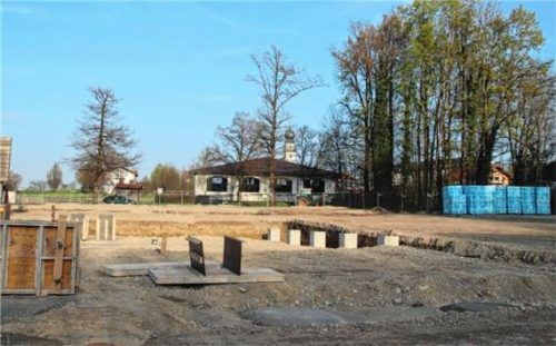 Das Fundament des großflächigen Baus „An der Kapelle“ in Ising ist ausgehoben. Foto Zandl