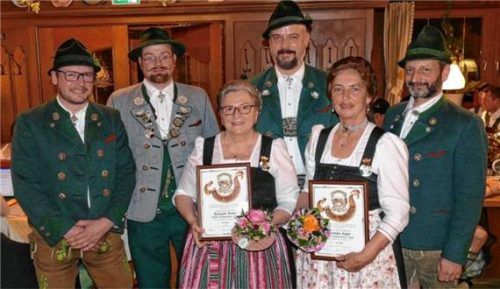 Das Gauehrenzeichen wurde bei der Jahresversammlung der „Falkastoaner Inzell“ an Gertraud Bauer (Dritte von links) und Vroni Egger überreicht. Dazu gratulierten (von links) Zweiter Vorsitzender Gebhard Baueregger, Gebietsvertreter Alois Lankes, Vorsitzender Peter Ober und Dritter Vorsitzender Michael Scheurl. Foto Wegscheider