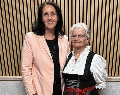 Das Geburtstagskind Annemarie Pointl aus Haigerloh mit Bürgermeisterin Antonia Hansmeier. Foto re