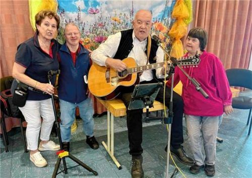 Das Gesangs-Trio Gabi Sander, Christian und Monika (von links) sorgte mit Gitarrist Harald Höschler für Stimmungshöchstwerte. Foto Neuwirth