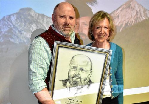 Das gezeichnete Bild von Bürgermeister Josef Loferer wird künftig in der Ahnengalerie der Bürgermeister im Sitzungssaal hängen. (Im Bild: Josef Loferer und Elfie Bachmann) Foto Wunderlich