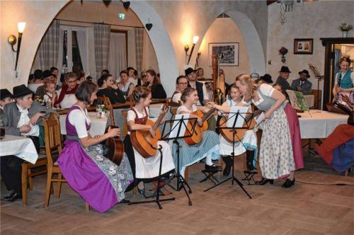 Das „Gitarrentrio zu viert“ aus Litzldorf und Derndorf. Foto re