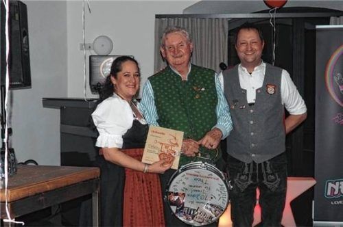 Das Gründungsmitglied Theo Czerny (Mitte) mit den beiden Vorständen Sabine Bodner und Andreas Gehrig. Foto re