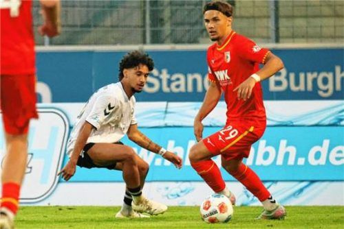 Das Hinspiel gewannen Noah Shawn Agbaje (links) und der SV Wacker Burghausen gegen den FC Augsburg II mit 3:0. Jetzt treffen beide Teams in Augsburg aufeinander.Foto cb