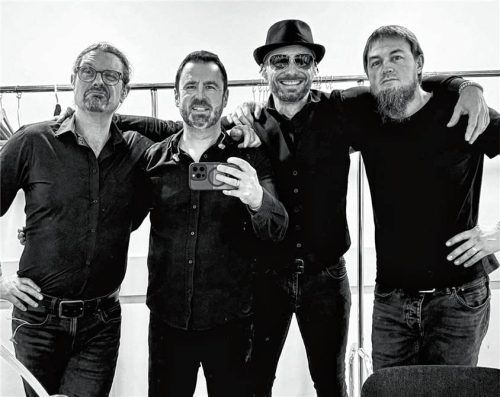 Das ist die Band, die nun ihr drittes Album präsentiert: Schlagzeuger Klaus Bruckmeier, Sänger und Gitarrist Simon Schubert, Gitarrist Holger Brüssel und Bassist Max Pascoe (von links). Foto Schubert