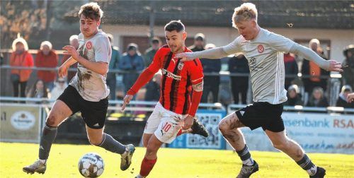Das Landesliga-Derby zwischen dem TSV Wasserburg und dem TSV 1860 Rosenheim ist für die Fußball-Fans in der Region diesmal ein ganz besonderes Spiel, speziell natürlich für die beteiligten Akteure wie Simon Fischer (links) und Florian Grundner im Rosenheimer Dress sowie Wasserburgs Michael Barthuber.Foto Christian Butzhammer