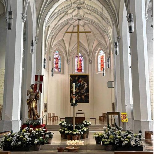 Das Lieblingsgeheimnis ihrer Heimatstadt: Der Altarstein in der Kirche St. Nikolaus ist zweifarbig – und trägt eine besondere Bedeutung in sich, wie Dagmar Deisenberger bei der Stadtführung erklärt. Fotos Eiglmeier