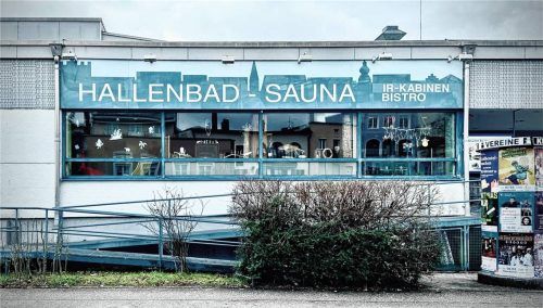 Das Mühldorfer Hallenbad ist nach 50 Jahren nicht mehr zu sanieren. Es soll durch einen Neubau ersetzt werden. Bei einer Sondersitzung sollen alle auf den aktuellen Stand gebracht werden. Foto  Eschenfelder