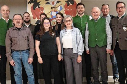 Das neue Führungsteam der Altschützen: (von links) Martin Schalk, Bernhard Hummel, Simon Streit, Veronika Hohenberger, Michaela Kern, Christina Hohenberger, Claudia Hohenberger, Christoph Schröder, Hans Hartinger, Peter Schröder und Stefan Sinnhuber.Foto  re