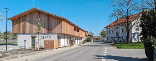Das neue Gemeindehaus steht. In wenigen Tagen wird es auch wieder einen Maibaum auf dem Rathausplatz geben.