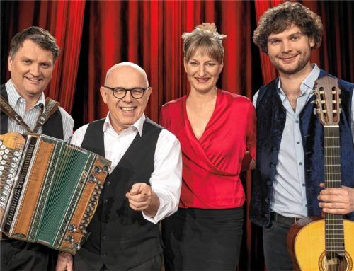 Das Quartett „Couplet-AG“ mit (von links) Bernhard Gruber, Jürgen Kirner, Bianca Bachmann und Berni Filser feiert im Oktober sein 30-jähriges Bestehen im Wirtshaus Kalteneck in Albaching. Foto „Couplet-AG“