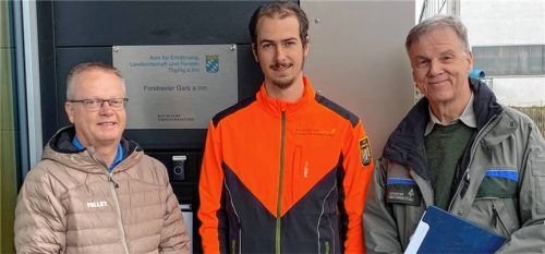 Das Schild am Eingang des Gemeindehauses zeigt es: Dort ist der neue Amtssitz des Revierförsters Kilian Ertl (Mitte). Zur offiziellen Eröffnung war neben Bürgermeister Robert Otter (links) auch Dr. Martin Kennel vom Landwirtschaftsamt Töging gekommen. Foto Fuchs