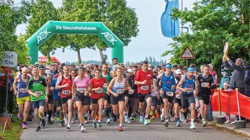 Das Startsignal für den Zehn-Kilometer-Sparkassen-Aktivlauf gibt traditionell der Mettenheimer Bürgermeister vorm Rathaus. So im Vorjahr: Josef Eisner (rechts außen). Foto KRETSCHKO