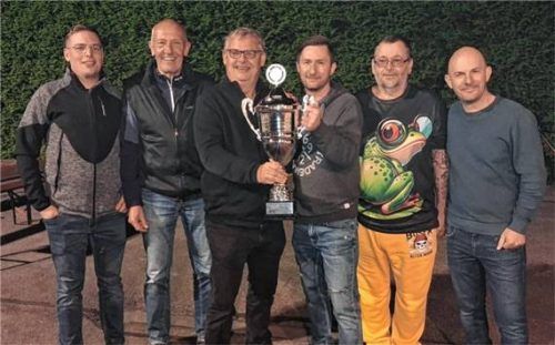 Das Team des Radfahrervereins wurde Ortsmeister beim Stockschießen: (von links) stellvertretender EV-Vorsitzender Florian Zacherl, Uli Maier, Hans Zacherl, RV-Vorsitzender Florian Lehner, Andreas Haider und Stefan Lehner. Foto Bachmaier