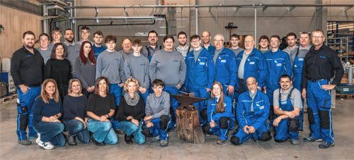 Das Team von Metallbau Kurz in der neuen Halle in Unterneukirchen, die als Meilenstein für Wachstum, moderne Arbeitsplätze und höhere Fertigungskapazitäten steht.Fotos Agentur Anwander