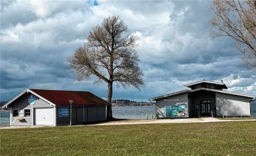 Das Wasserwachtgebäude am Chiemseeufer in Bernau-Felden (rechts im Bild). Die Wasserwacht möchte ihr Gebäude energetisch sanieren. Für einen Anbau gab es vom Gemeinderat vorerst kein grünes Licht. Foto Kirchner