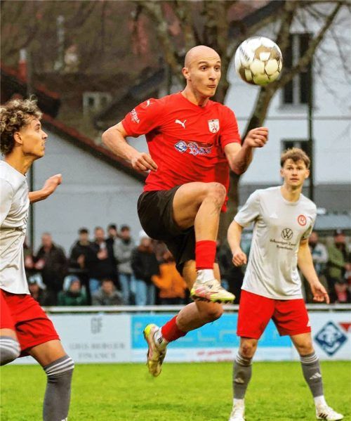 Den Ball im Blick und bereit für den Sprung nach oben: Mittelfeldspieler Leander Haunolder spielte beim Wasserburger Derby-Sieg eine wichtige Rolle.Foto Christian Butzhammer